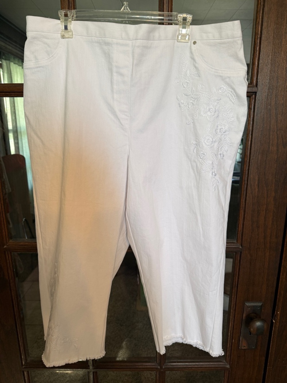 Alfred Dunner Woman Allure Capri White Embroidered Stretch Pants 20W New